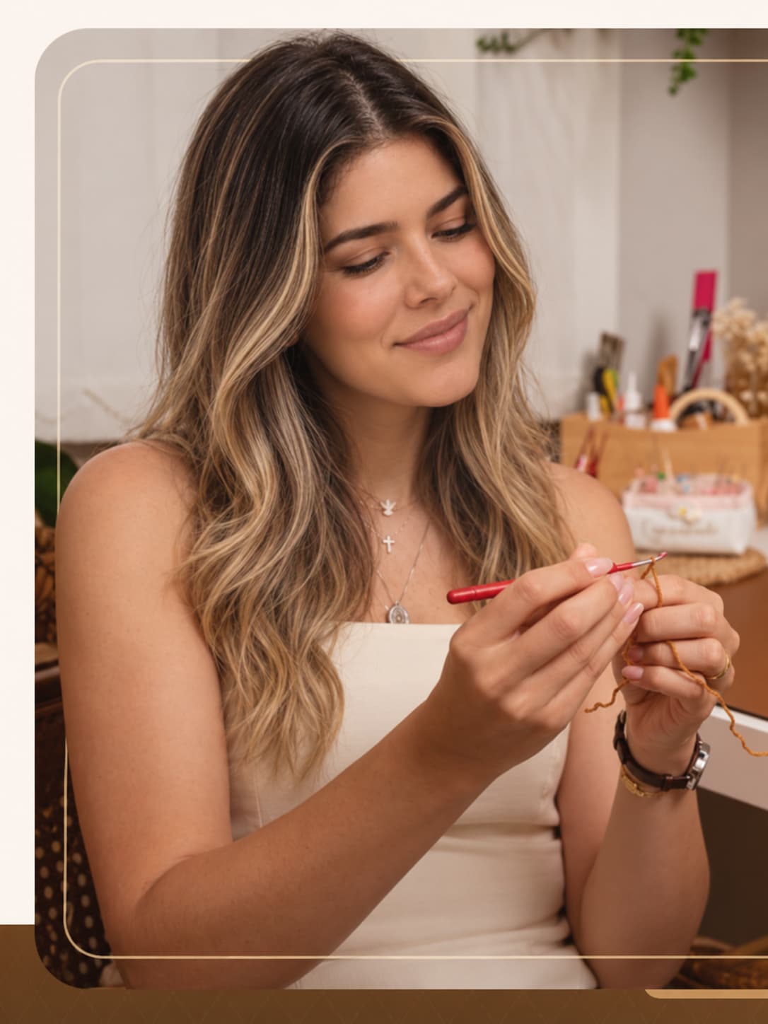 Sarah crocheteando com delicadeza